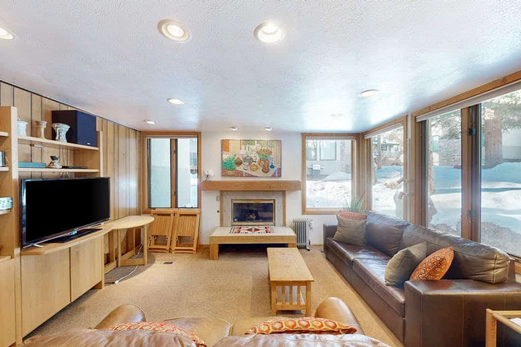 Cozy condo w/ shared pool, hot tub & full kitchen - walk to lifts
