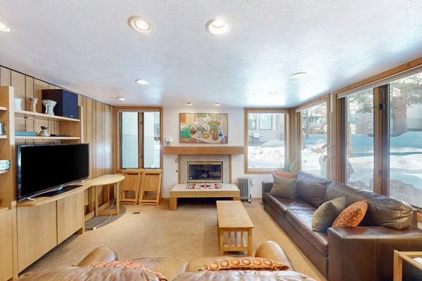 Cozy condo w/ shared pool, hot tub & full kitchen - walk to lifts