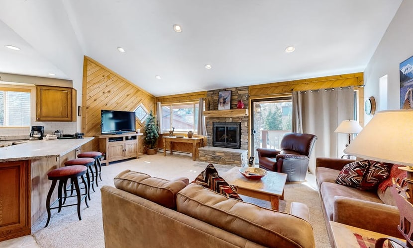 Remodeled ski-in condo with fireplace, hot tubs & gym