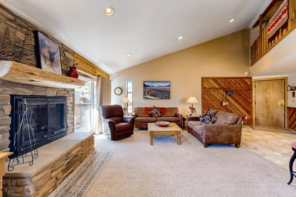 Remodeled ski-in condo with fireplace, hot tubs & gym