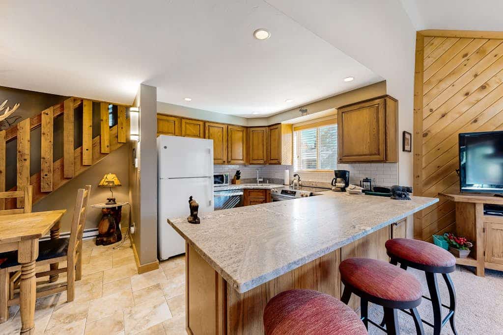 Remodeled ski-in condo with fireplace, hot tubs & gym