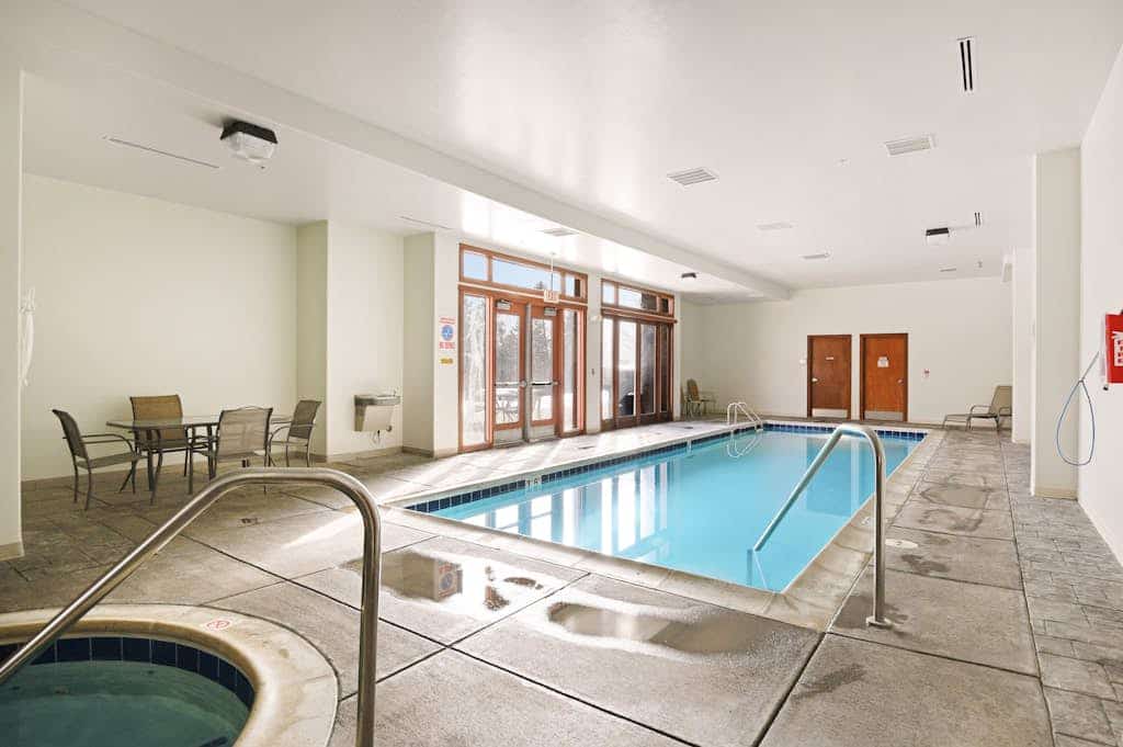Bright, mountain condo w/mountain views, shared indoor pool & hot tub