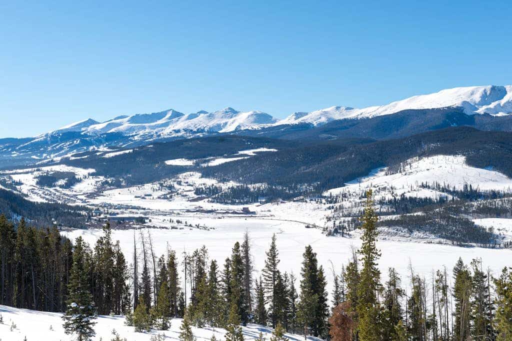 Bright, mountain condo w/mountain views, shared indoor pool & hot tub