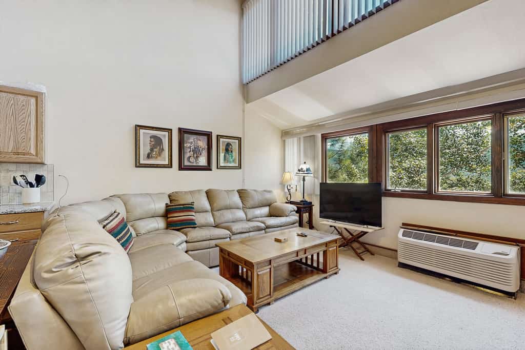 Studio condo w/ wifi, kitchenette, shared pool & hot tub - near golf & skiing