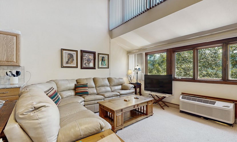 Studio condo w/ wifi, kitchenette, shared pool & hot tub - near golf & skiing