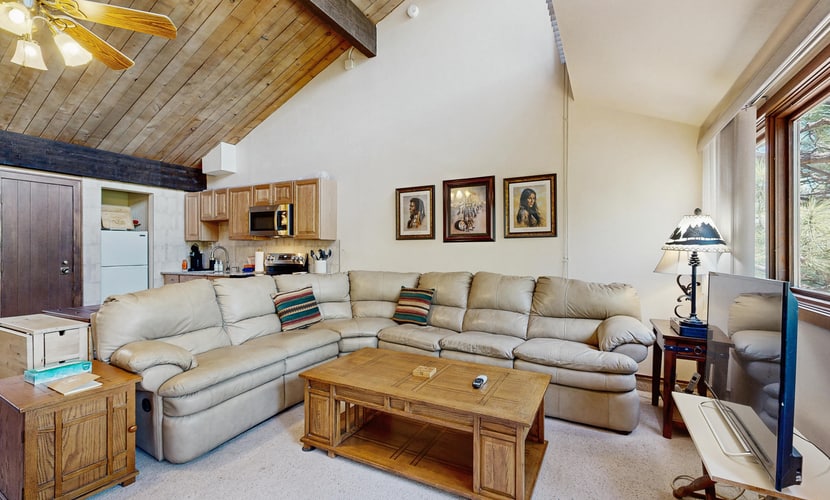 Studio condo w/ wifi, kitchenette, shared pool & hot tub - near golf & skiing