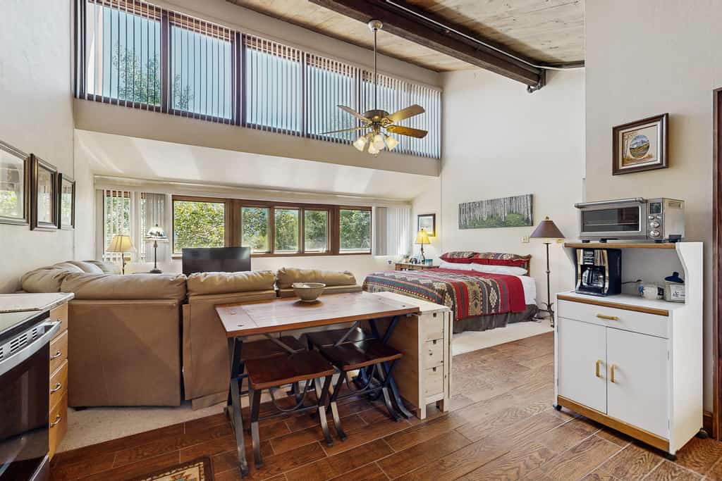 Studio condo w/ wifi, kitchenette, shared pool & hot tub - near golf & skiing