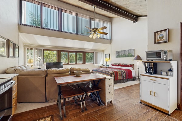 Studio condo w/ wifi, kitchenette, shared pool & hot tub - near golf & skiing