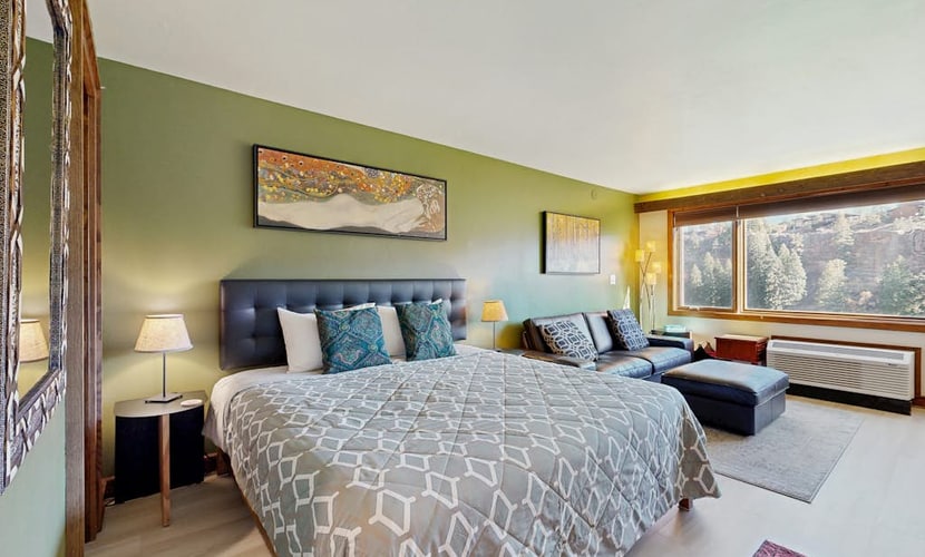 Spacious studio with lovely view and access to shared pool and hot tub