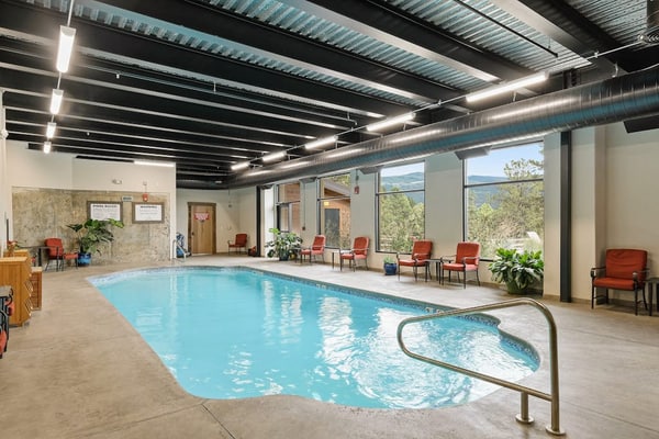 Spacious studio with lovely view and access to shared pool and hot tub