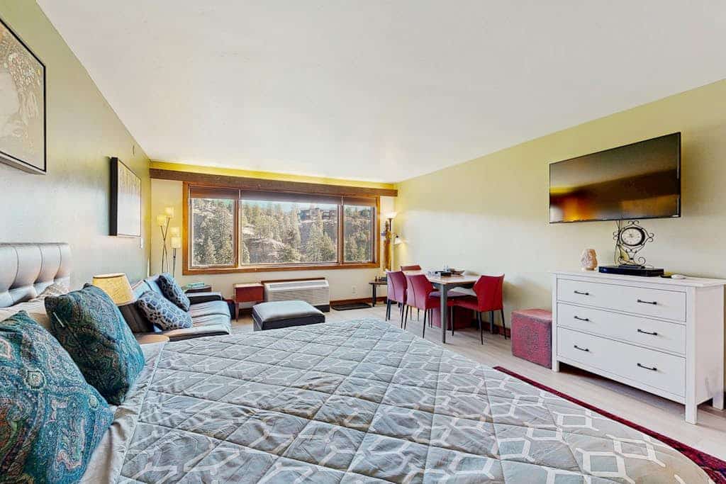 Spacious studio with lovely view and access to shared pool and hot tub