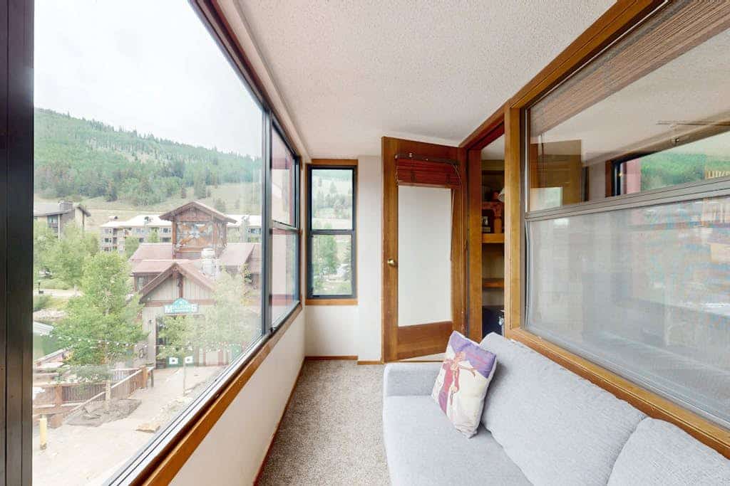 Spacious Center Village suite w/ private sunroom & shared hot tub - walk to lift
