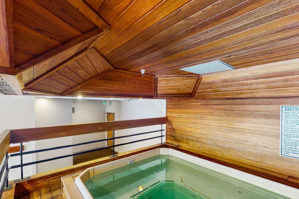 King Center Village lock-off w/ shared hot tub, on rec trail, walk to lift