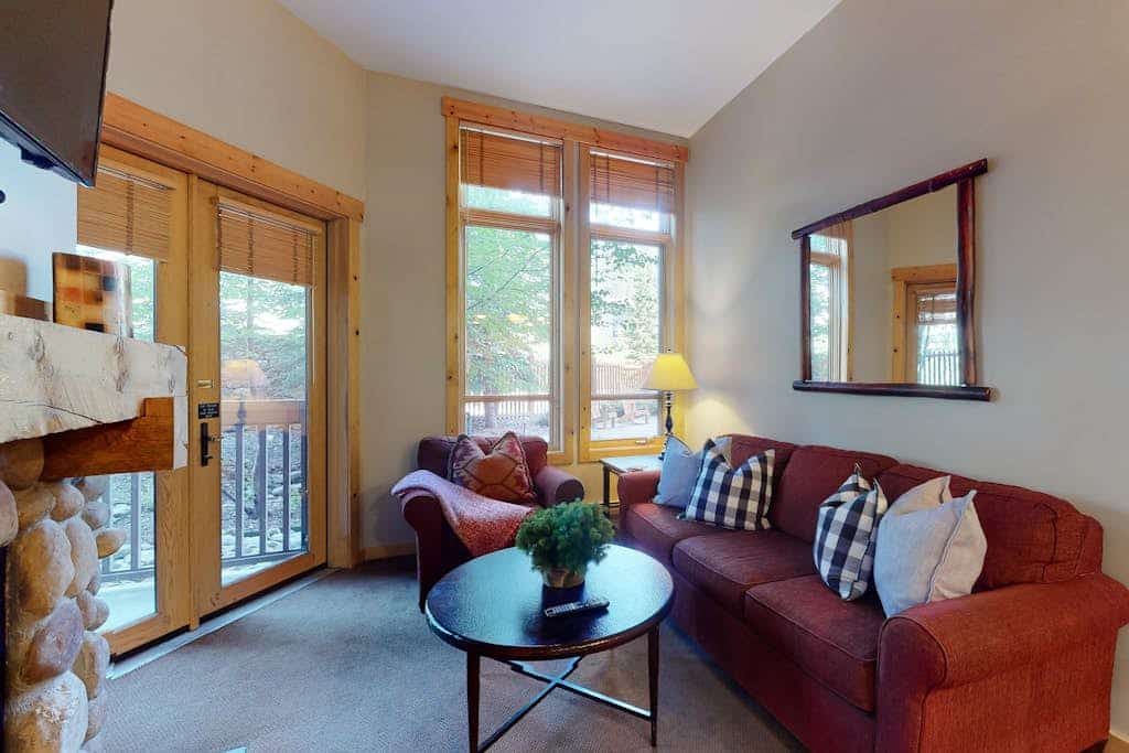 Family-friendly mountain condo w/balcony, shared hot tub, & mountain views