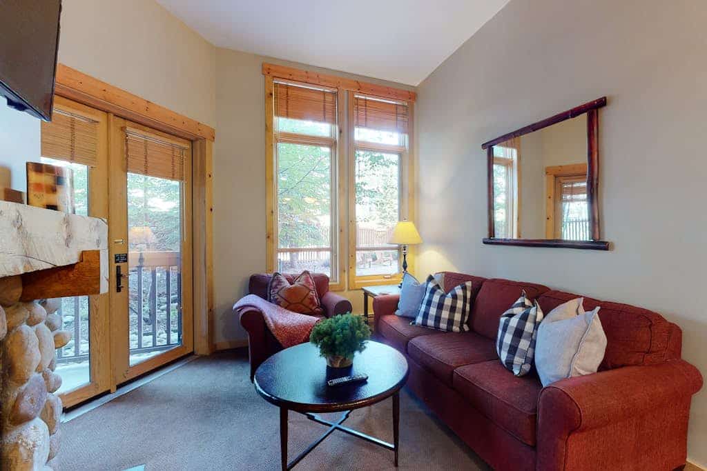 Family-friendly mountain condo w/balcony, shared hot tub, & mountain views