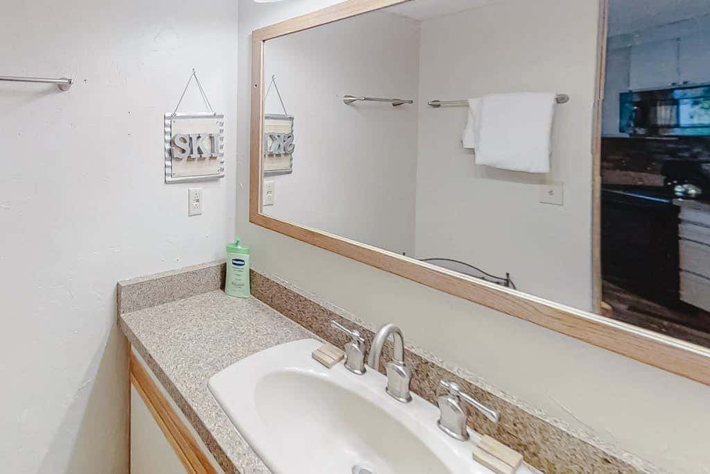 Iron Horse Resort D3084--Studio