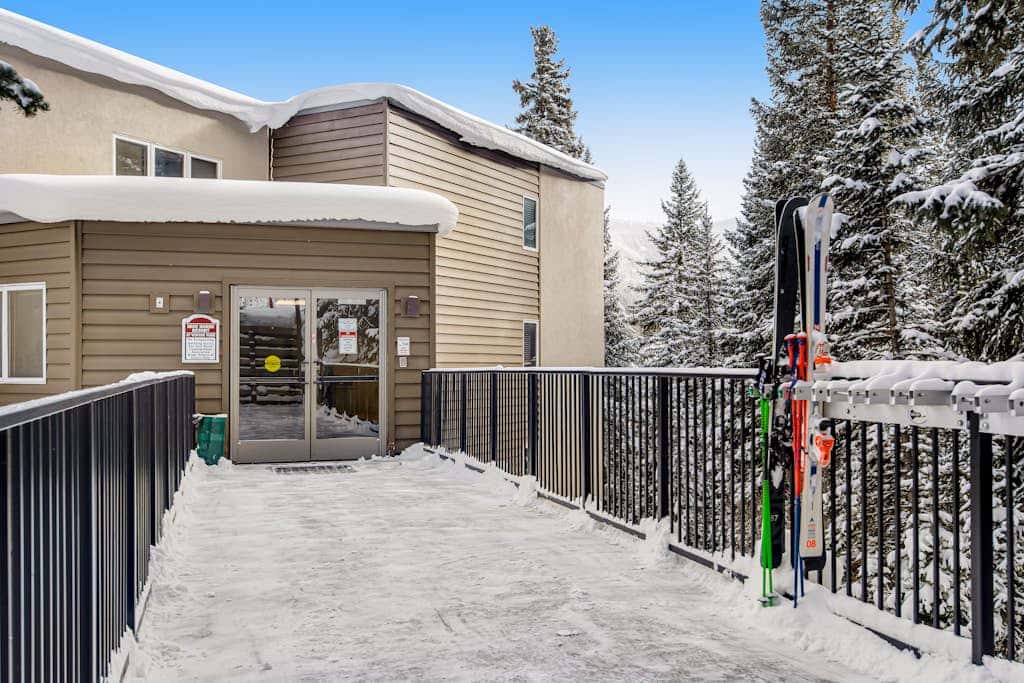 Iron Horse Resort D3084--Studio