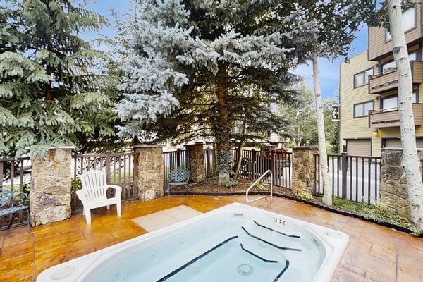 Ski-in/ski-out chalet right next to Super Bee gondola w/shared hot tub + WiFi