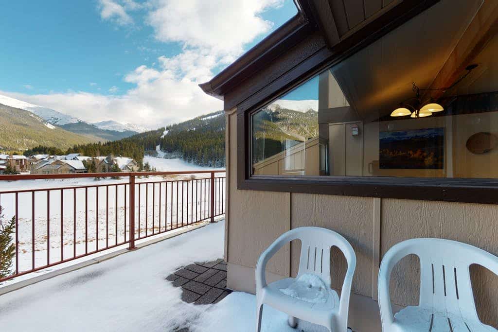 Stylish townhouse with mountain and golf views, shared hot tub, and balconies