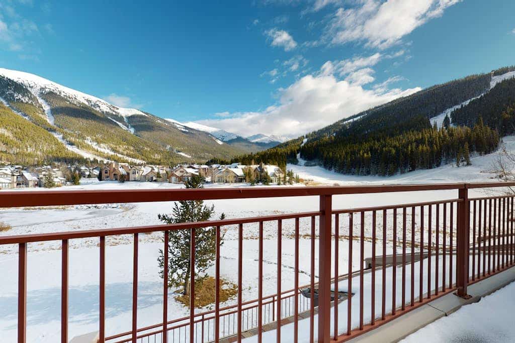 Stylish townhouse with mountain and golf views, shared hot tub, and balconies