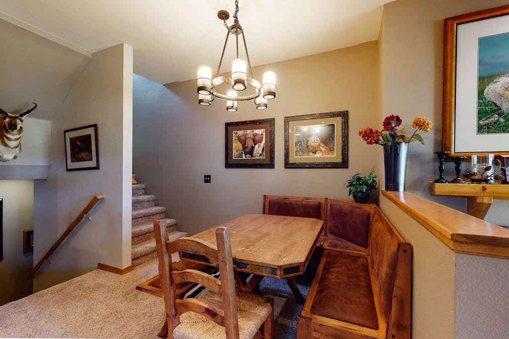 Ski-in ski-out townhouse w/mountain views, gas fireplace, WiFi