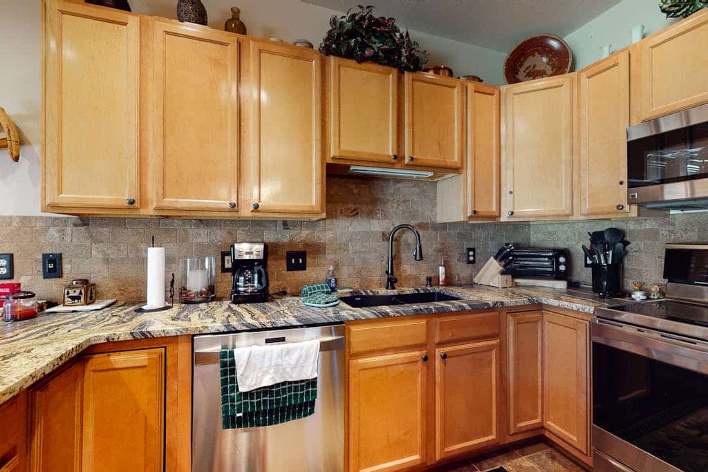 Ski-in ski-out townhouse w/mountain views, gas fireplace, WiFi