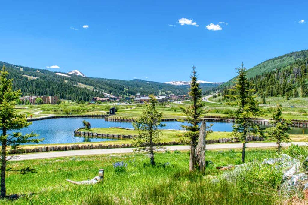 Spacious mountain retreat with hot tub & wood fireplace - walk to lifts