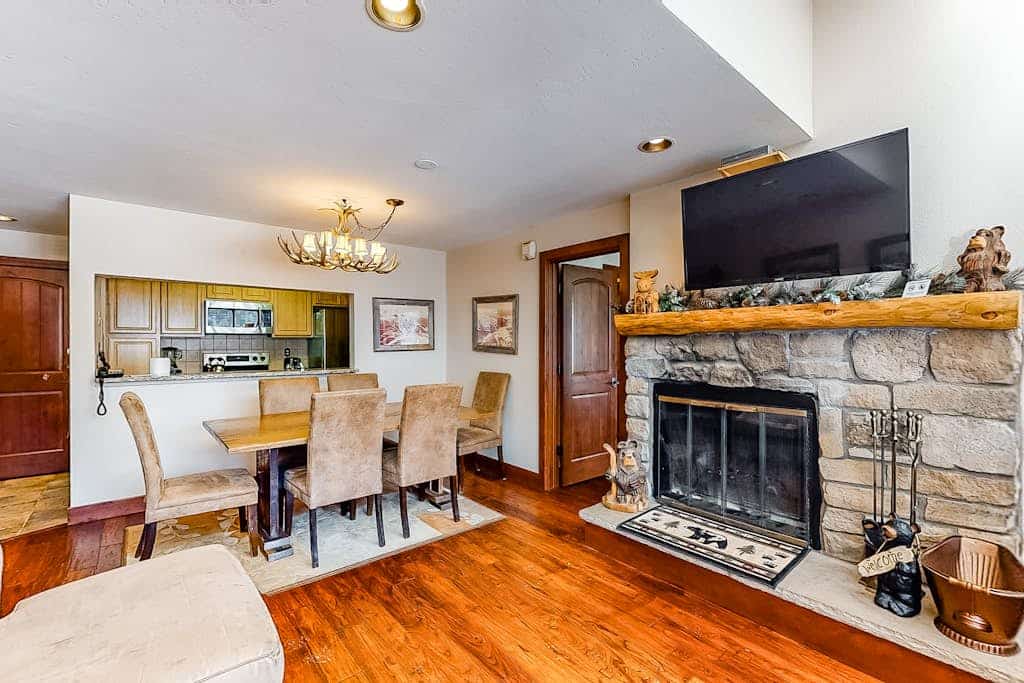Spacious mountain retreat with hot tub & wood fireplace - walk to lifts