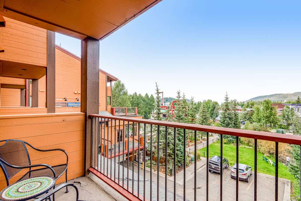 Riverfront studio near the mountains and downtown - athletic courts & gym