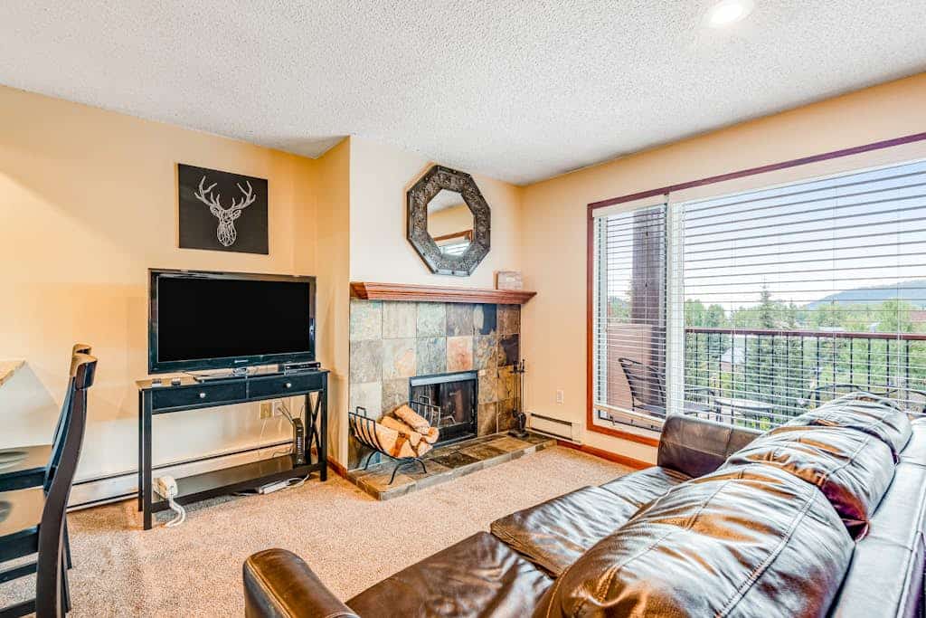 Riverfront studio near the mountains and downtown - athletic courts & gym