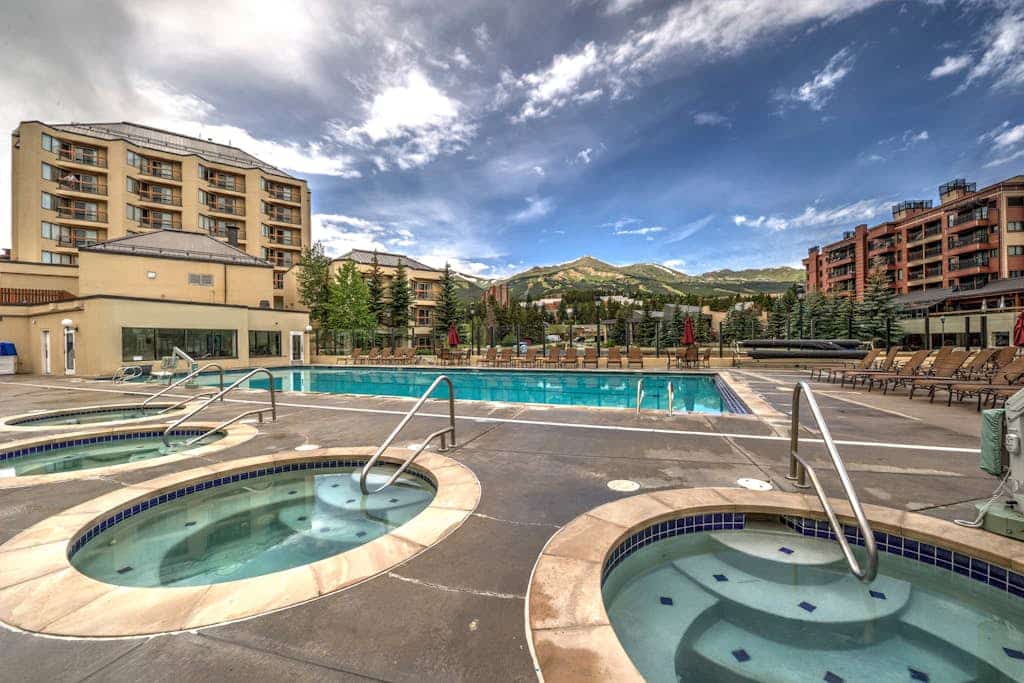 Chic studio with gas fireplace, pool, hot tubs & views, walk to Peak 9 lifts
