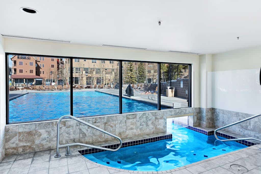 Main Street studio with pool, hot tubs, steam room & gym, walk to Peak 9 lifts