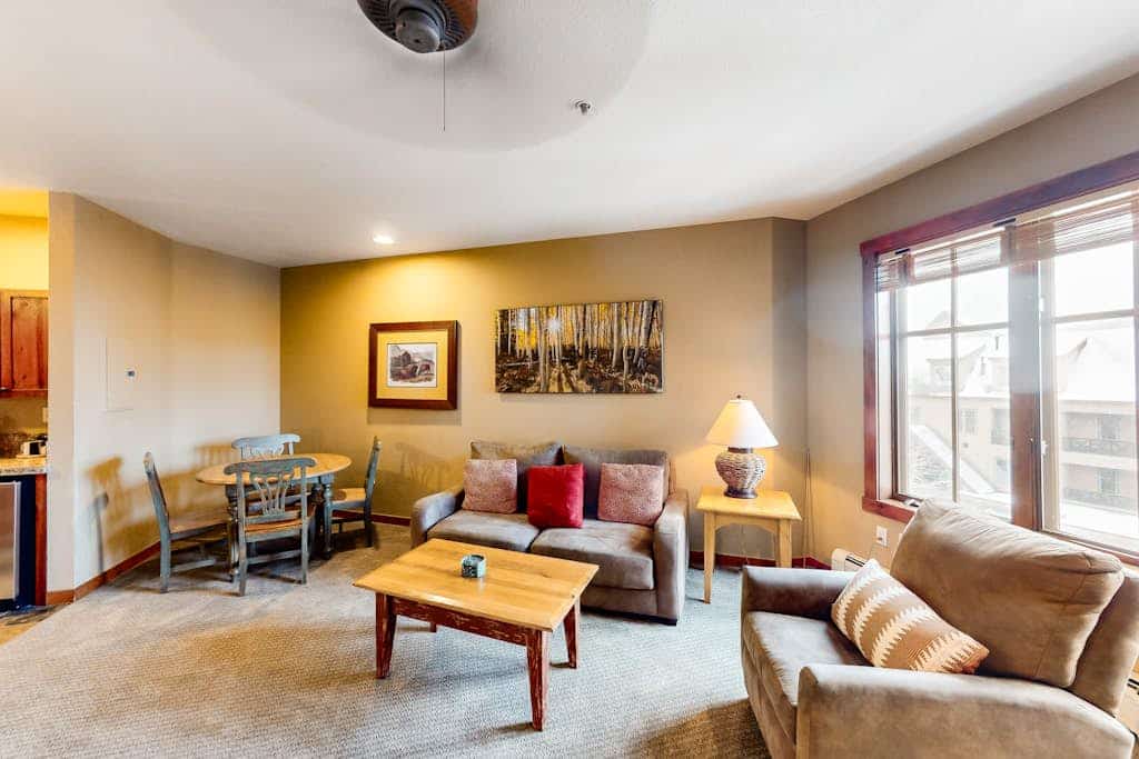 Main Street studio with pool, hot tubs, steam room & gym, walk to Peak 9 lifts
