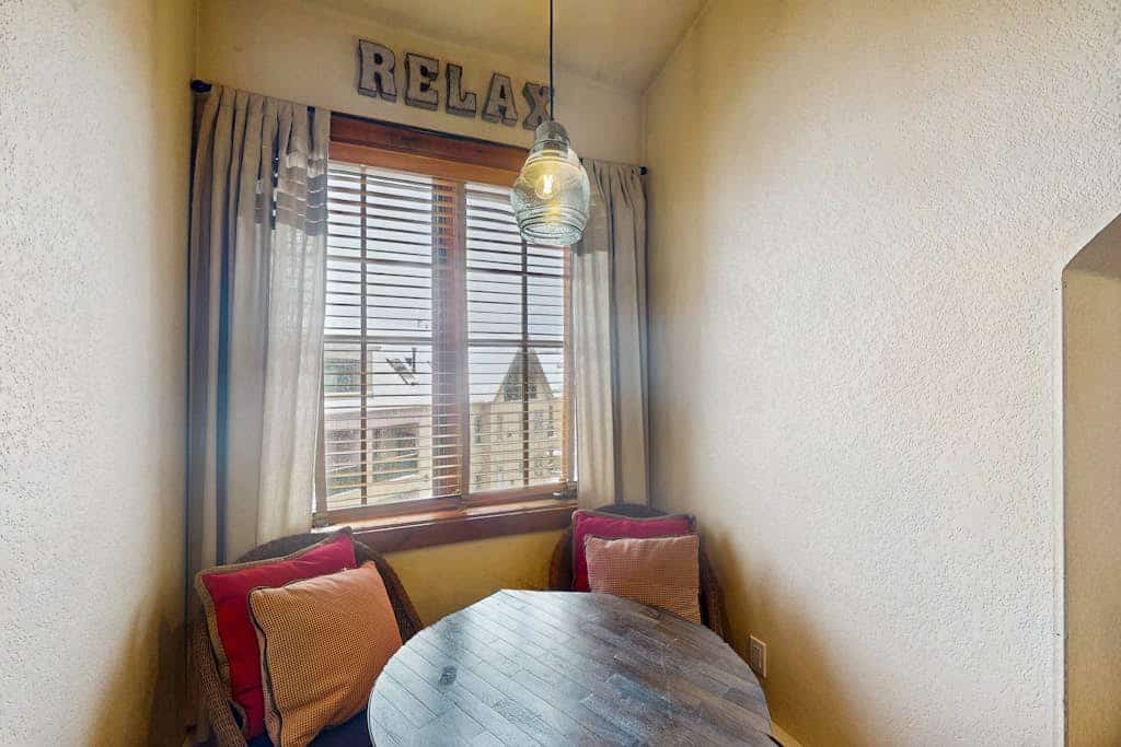 Fourth-floor studio near downtown & ski lifts with pool, hot tubs, gym