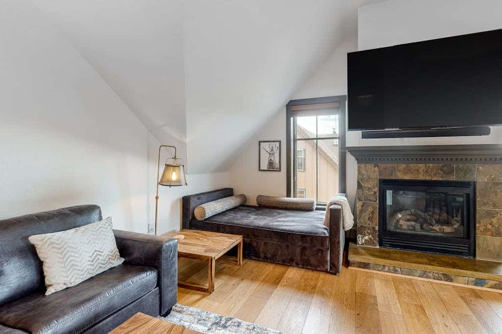 Penthouse with balcony, pool, hot tubs & gym - walk to lifts & Main Street