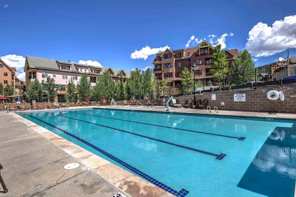 Beautiful condo with hot tubs, pool & gym - walk to lifts, dining & shopping