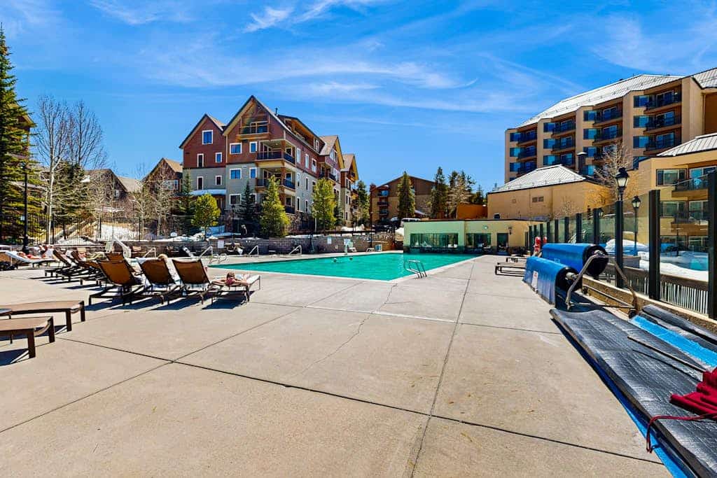 Beautiful condo with hot tubs, pool & gym - walk to lifts, dining & shopping