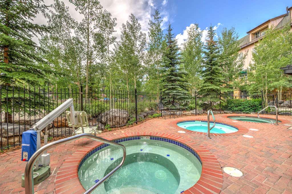 Vaulted ceilings, two balconies, pool & hot tubs - walk to lifts & Main Street
