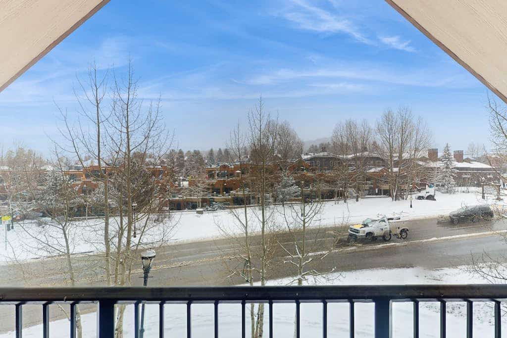 Beautiful condo in the heart of town with hot tubs & pool - walk to lifts