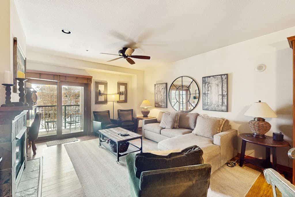 Beautiful condo in the heart of town with hot tubs & pool - walk to lifts