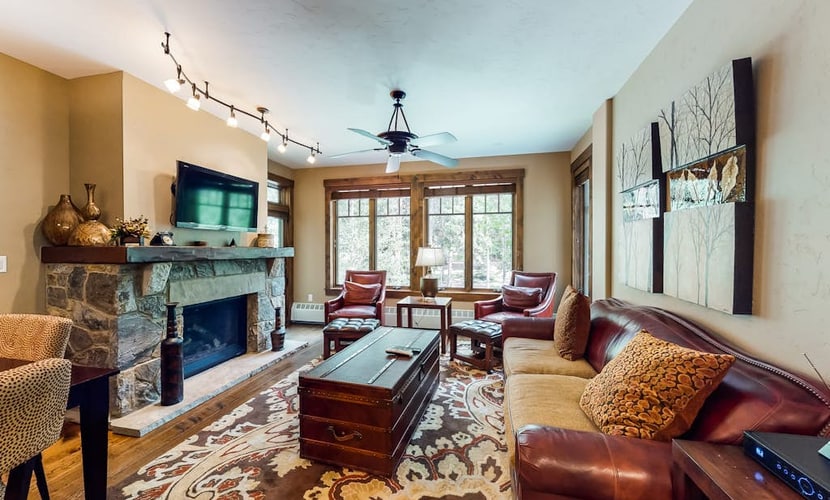 Stunning mountain condo near the lifts/downtown with pool, hot tubs & gym