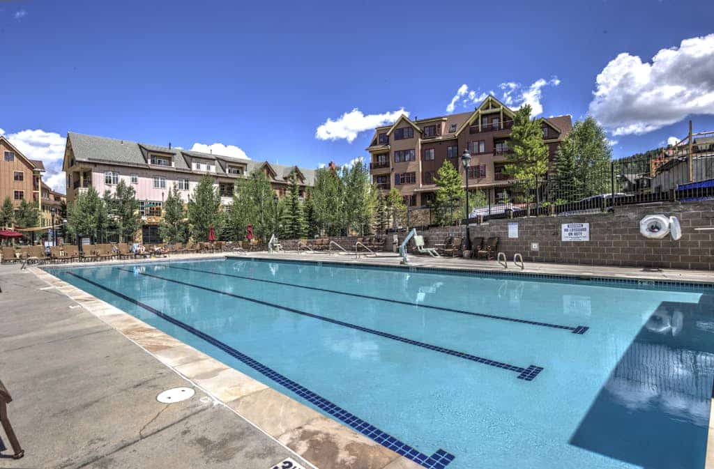 Stunning mountain condo near the lifts/downtown with pool, hot tubs & gym