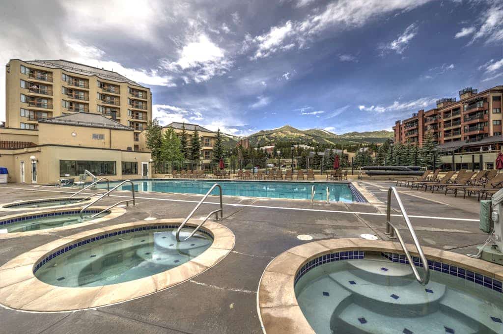 Stunning mountain condo near the lifts/downtown with pool, hot tubs & gym