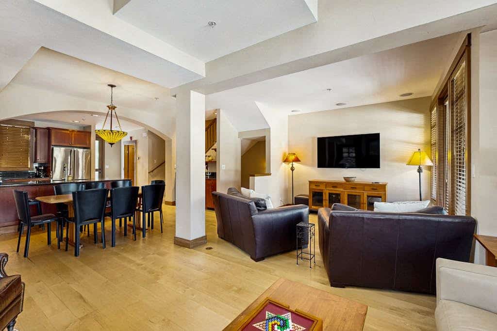 Cozy townhome with fully stocked kitchen, fast wifi & easy ski access