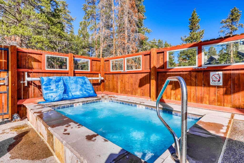 Spacious condo with pool, hot tub, fireplace, washer/dryer & furnished balcony