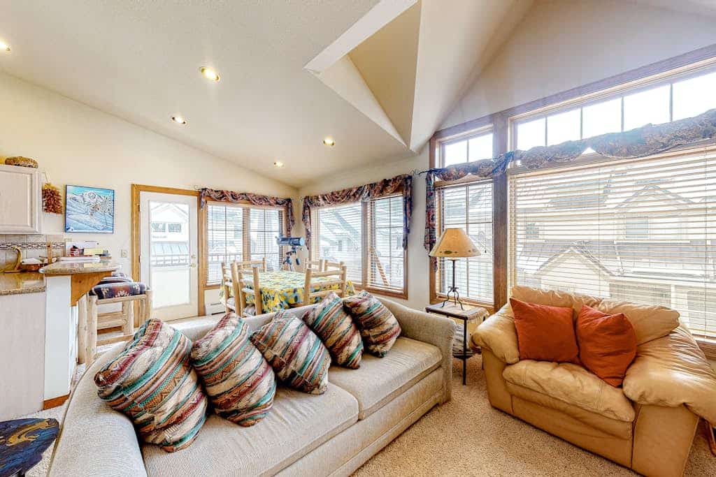Mountain condo with balcony, fireplace, washer/dryer, & WiFi - walk to lifts