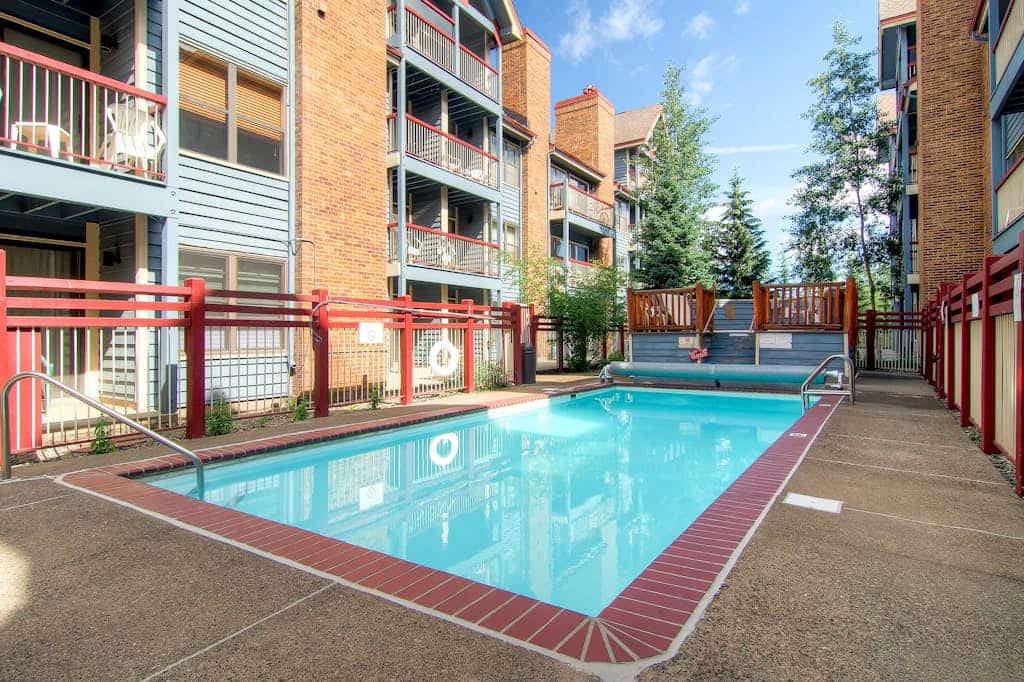 Lovely studio with full kitchen, private balcony, pool/hot tub, & fast WiFi