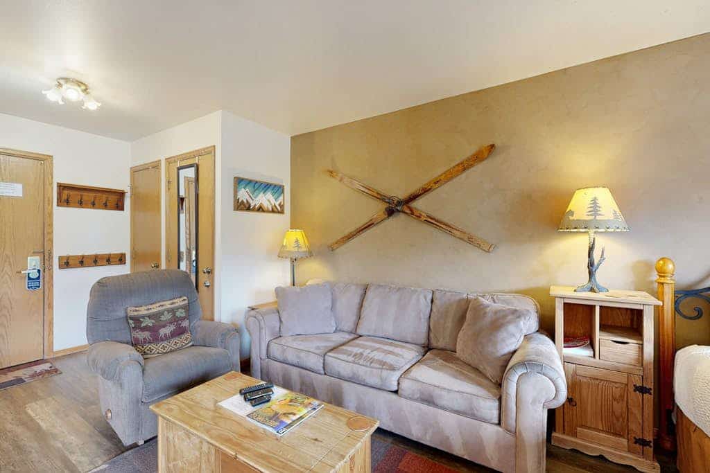 Lovely studio with full kitchen, private balcony, pool/hot tub, & fast WiFi