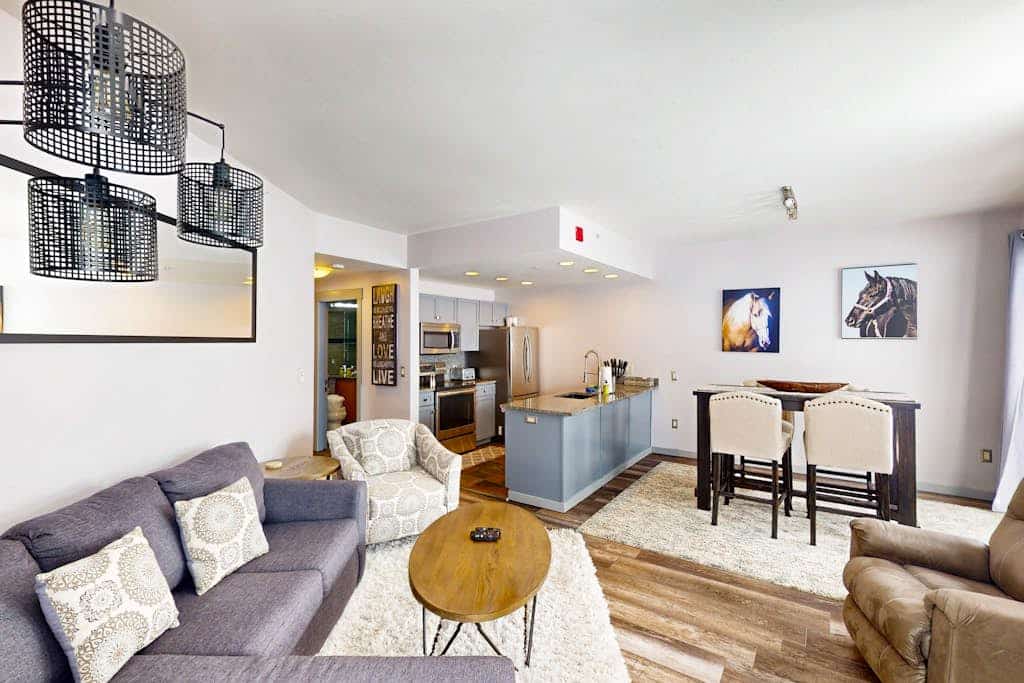 Ski-in/out condo in Center Village with hot tub, sauna, gym & fireplace