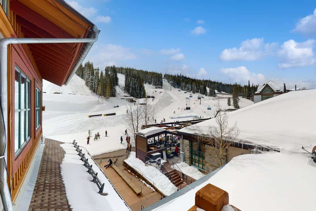 Ski-in/out condo in Center Village with hot tub, sauna, gym & fireplace